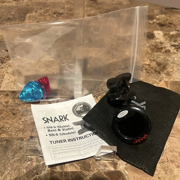 Diamond Head DU-150 Ukulele with SNARK Clip-on Tuner - Picture 15 of 16